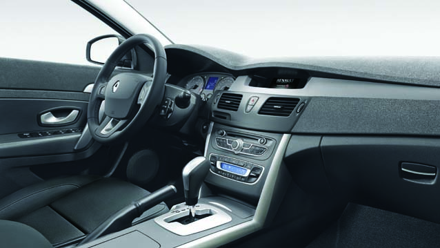 Renault Latitude Passat'a Meydan Okuyor