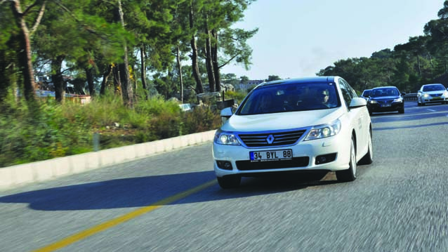 Renault Latitude Passat'a Meydan Okuyor