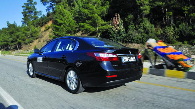 Renault Latitude Passat'a Meydan Okuyor