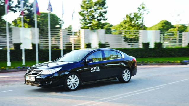 Renault Latitude Passat'a Meydan Okuyor