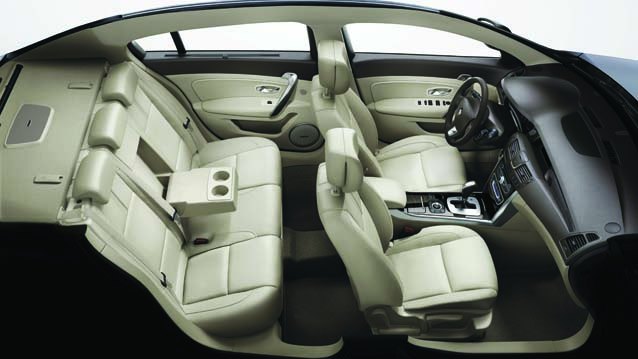 Renault Latitude Passat'a Meydan Okuyor