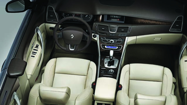 Renault Latitude Passat'a Meydan Okuyor