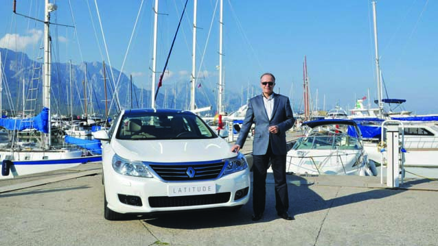 Renault Latitude Passat'a Meydan Okuyor