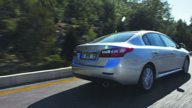 Renault Latitude Passat'a Meydan Okuyor