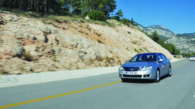 Renault Latitude Passat'a Meydan Okuyor