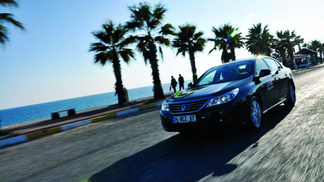 Renault Latitude Passat'a Meydan Okuyor