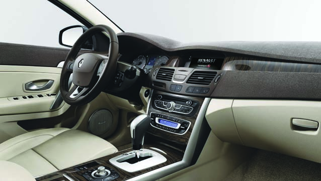 Renault Latitude Passat'a Meydan Okuyor