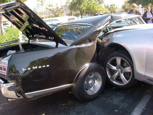 Klasik Otomobillerin Akıl Almaz Kazaları