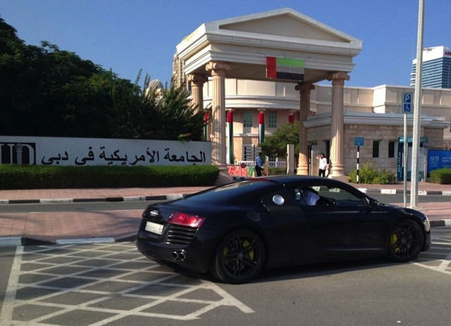 Dubai'de Üniversite Otoparkı