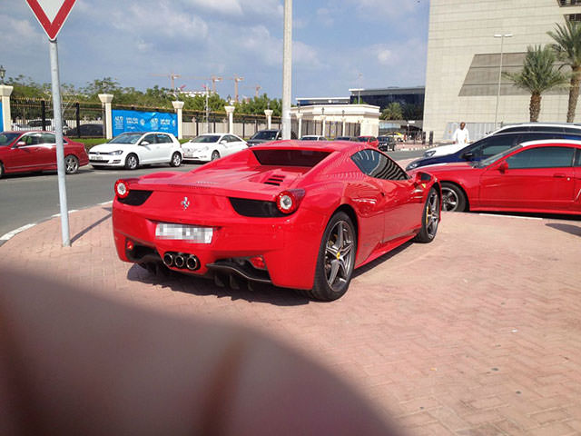 Dubai'de Üniversite Otoparkı