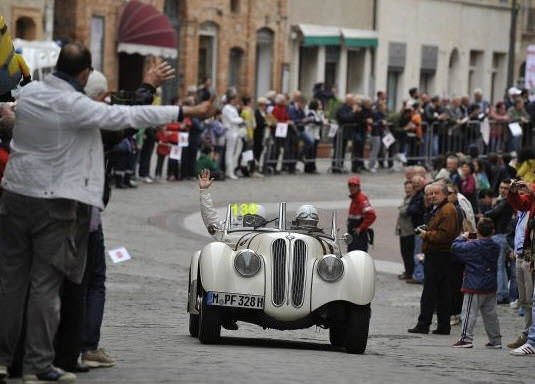 BMW'den Tarihi Mille Miglia Yarışlarına Yolculuk