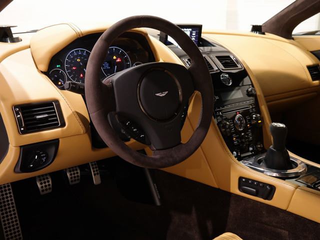 Tek Renk Tek Aston Martin