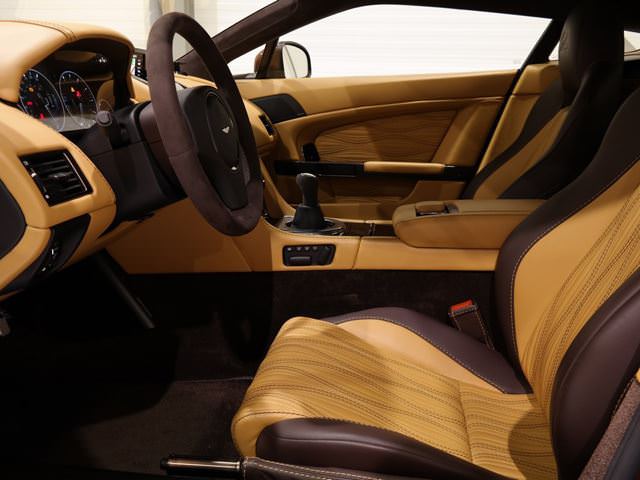 Tek Renk Tek Aston Martin