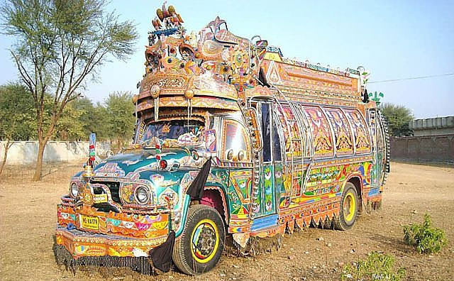 Pakistan'da Toplu Taşıma Çılgınlığı