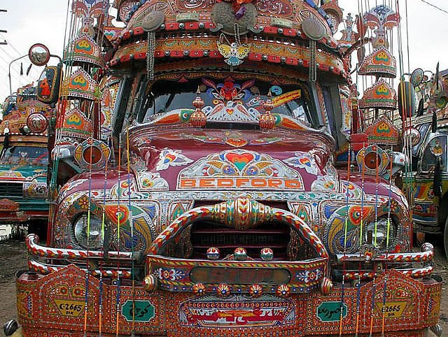 Pakistan'da Toplu Taşıma Çılgınlığı