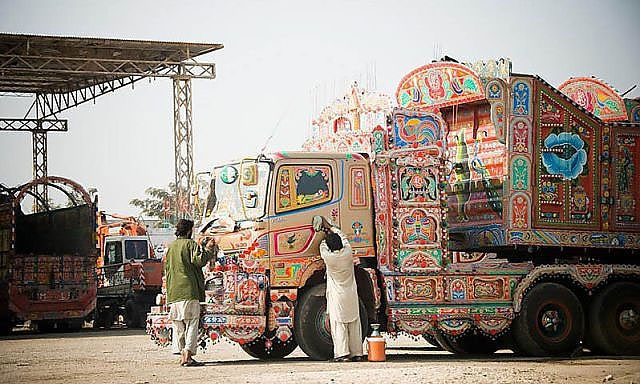 Pakistan'da Toplu Taşıma Çılgınlığı