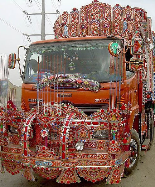 Pakistan'da Toplu Taşıma Çılgınlığı