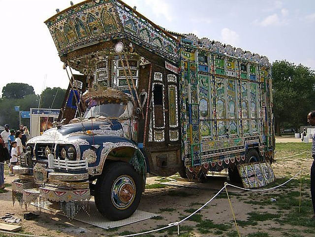 Pakistan'da Toplu Taşıma Çılgınlığı