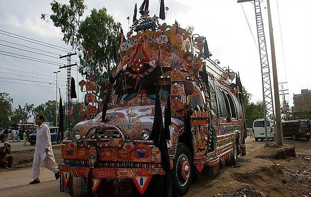 Pakistan'da Toplu Taşıma Çılgınlığı