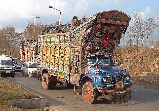 Pakistan'da Toplu Taşıma Çılgınlığı