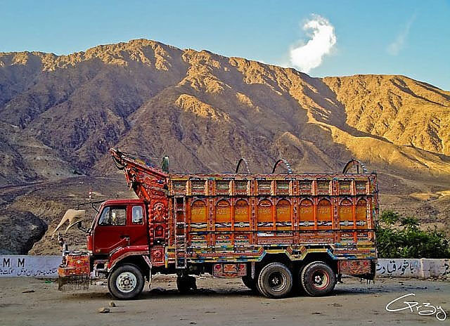 Pakistan'da Toplu Taşıma Çılgınlığı
