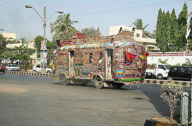 Pakistan'da Toplu Taşıma Çılgınlığı