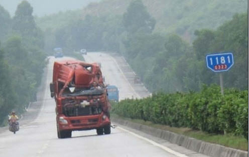 Tır'ı Cabrio Hale Getirmek İçin Bakın Ne Yaptı?