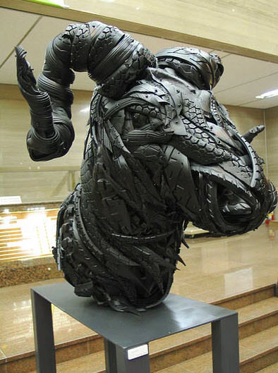 Eski Lastiklerden Heykel Yaptılar