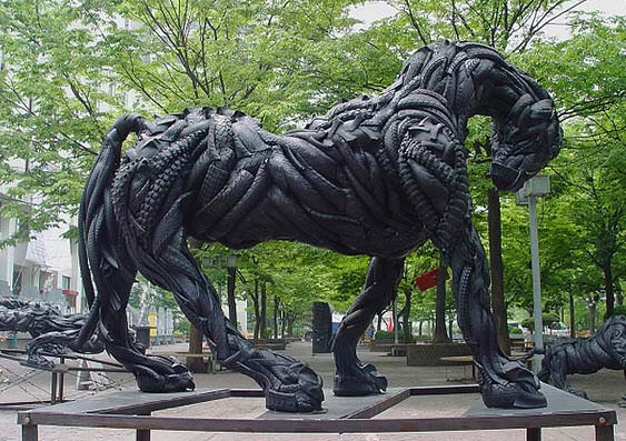 Eski Lastiklerden Heykel Yaptılar