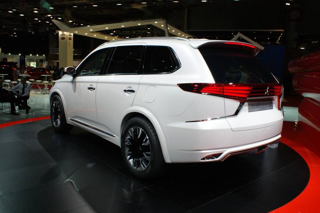 Mitsubishi Outlander PHEV Concept-S Paris'te