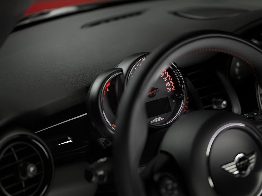 Yeni MINI John Cooper Works Kendini Gösterdi