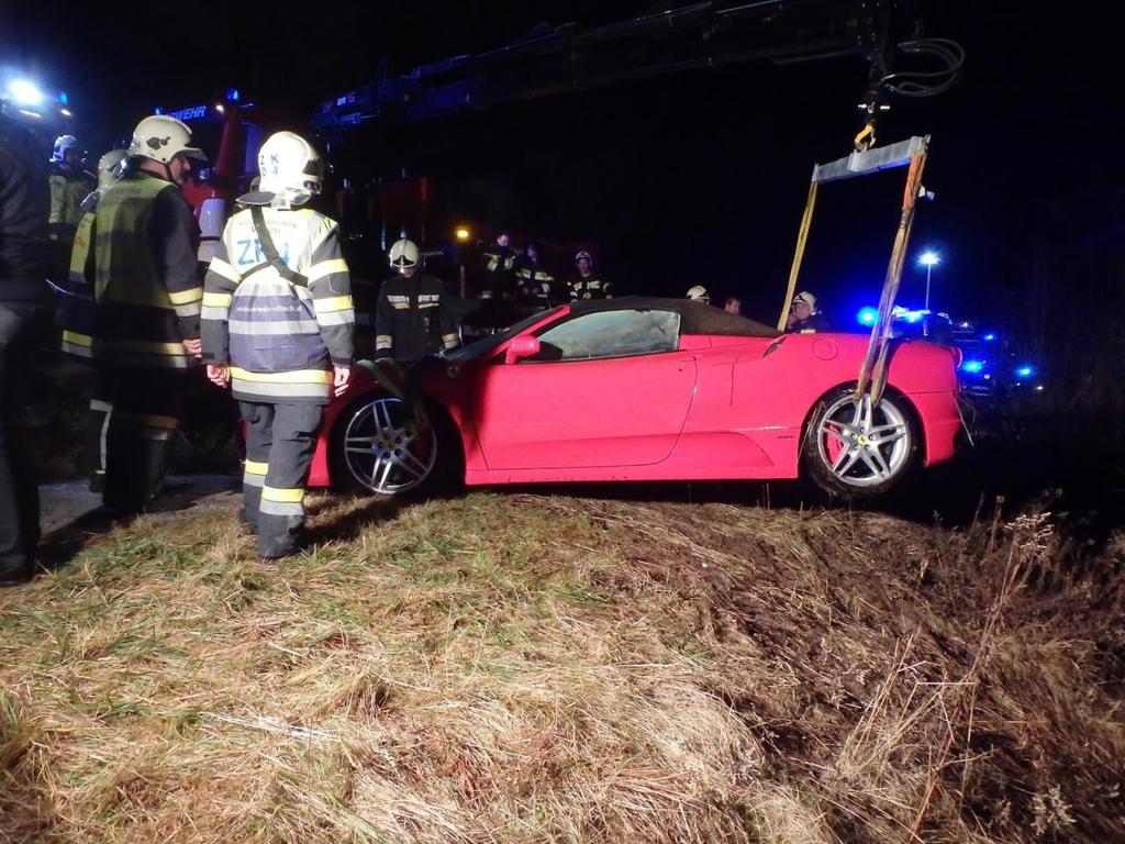 Ferrari 70 Metreden Göle Uçtu
