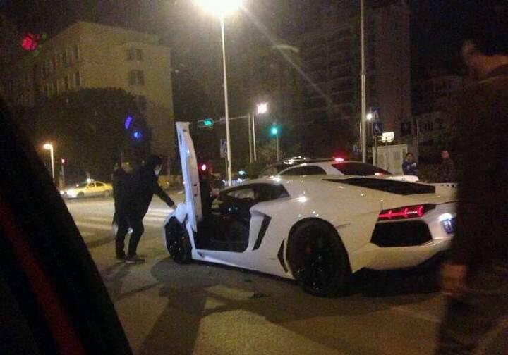 Lamborghini GLK’nın Altına Girdi