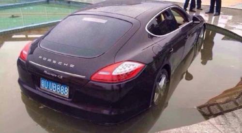 Panamera Yıla Süs Havuzunda Girdi