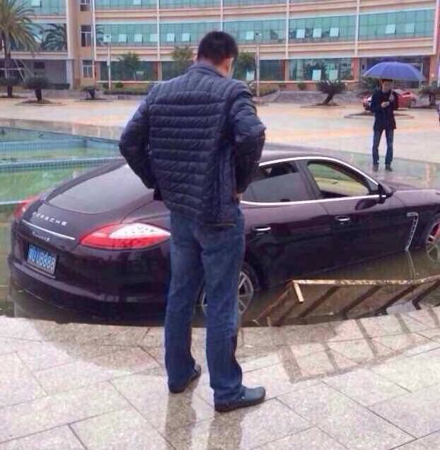 Panamera Yıla Süs Havuzunda Girdi