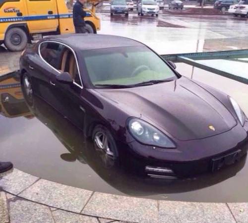 Panamera Yıla Süs Havuzunda Girdi