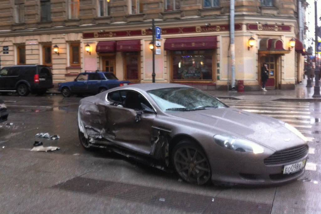 15 Yaşındaki Çocuk Aston Martin’le Kaza Yaptı