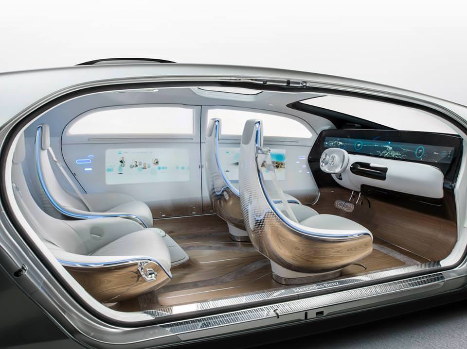 Mercedes-Benz Geleceğe Işık Tutuyor