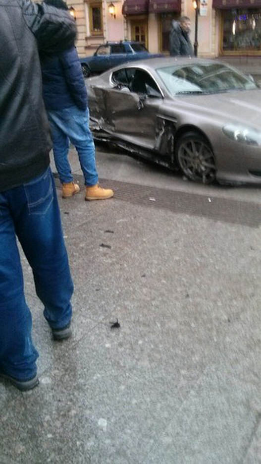 15 Yaşındaki Çocuk Aston Martin’le Kaza Yaptı