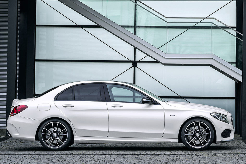 Mercedes-Benz’den S4 ve 335i M’e Rakip