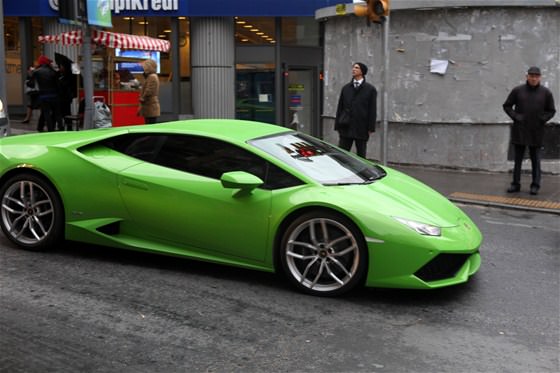 Asena Erkin'in Huracan'ı Kaza Yaptı