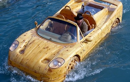 Ağaçtan Ferrari Yapıp Suda Yüzdürdü