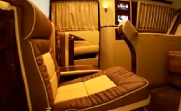 Cadillac'ı 24 Ayar Altın İle Kapladı Ve Sinema Sistemi Kurdu