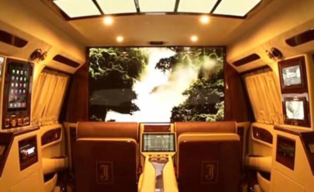 Cadillac'ı 24 Ayar Altın İle Kapladı Ve Sinema Sistemi Kurdu