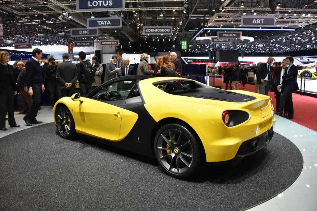 6 Adet Üretilen Ferrari Fuarın Yıldızları Arasında