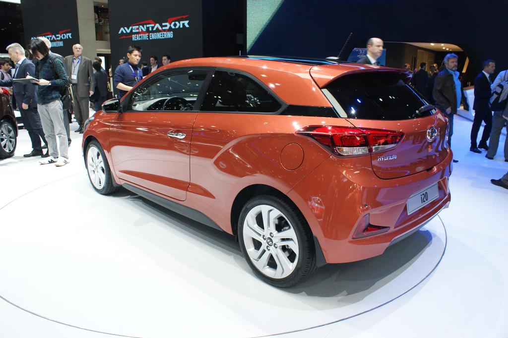 Hyundai i20 Coupe Fuarda Boy Gösteriyor