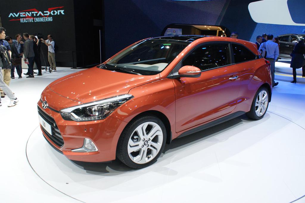 Hyundai i20 Coupe Fuarda Boy Gösteriyor