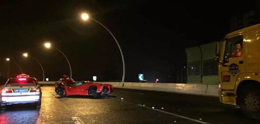 19 Yaşındaki Genç 11 Milyon TL’lik Otomobili Paramparça Etti