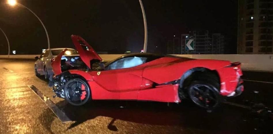 19 Yaşındaki Genç 11 Milyon TL’lik Otomobili Paramparça Etti