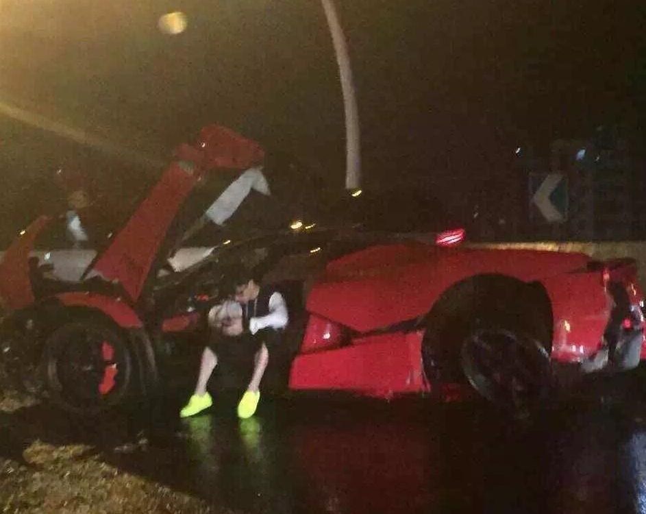 19 Yaşındaki Genç 11 Milyon TL’lik Otomobili Paramparça Etti